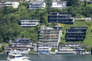 Avec une augmentation de 2,2% sur un trimestre et de 6,0% sur un an, la hausse pour les appartements en propriété par étage est encore plus forte. (archive) KEYSTONE/URS FLUEELER